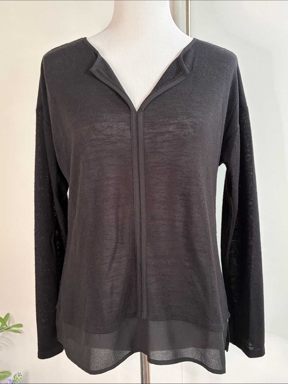 Sanctuary Black Long-Sleeve Lightweight V-Neck Sweater with Hem L